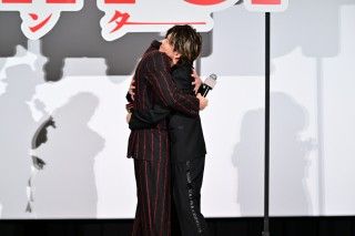 『mentor』大ヒット御礼舞台挨拶！磯村勇斗＆末澤誠也W主演コンビが熱いハグを披露２