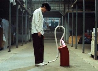 死んだ妻が“掃除機”となって戻る──。カンヌとアカデミー賞で注目された、タイの新鋭ラッチャプーム・ブンバンチャーチョーク監督作「ユースフル・ゴースト」２