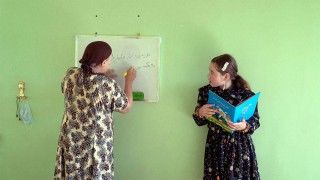 アフガニスタン女性の抵抗を捉えた2作「ハワの手習い」「撃たれた自由の声を撮れ」２