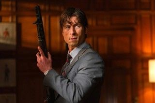 グレン・パウエル主演のブラックな遺産相続劇「大富豪になるための正しい殺し方」