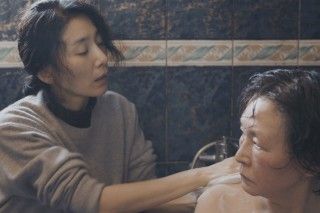 “認知症老女すり替え”で破滅に直進。釜山国際映画祭3冠「ビニールハウス」３