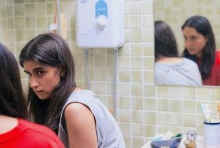 第77回 カンヌ国際映画祭 カメラドールノミネート 「九月と七月の姉妹」画家・榎本マリコによるティザーポスター解禁２