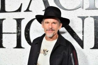 イーサン・ホークが殺人鬼を再び怪演する「ブラックフォン 2」、恐怖と興奮をキャストが語る映像公開