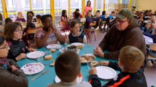 美食の国フランスの小学校では四つ星のフルコースがジョーシキ！『マイケル・ムーアの世界侵略のススメ』本編映像を公開