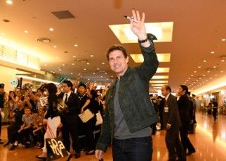 トム・クルーズを筆頭としたMI6チーム来日！「日本に戻って来られて本当に嬉しい！」来日史上最大規模！ファン約1000人の熱狂的歓迎に、トム神対応！！
