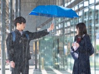 『君が落とした青空』雨が降る中、自らの傘を差しだす松田元太 2人が恋に落ちた出会いの瞬間を解禁！初公開のセーラー服＆学ラン姿にも注目！