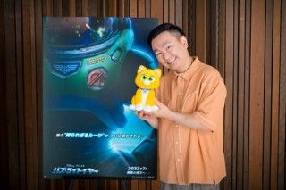 『バズ・ライトイヤー』バズの相棒、キュートで万能な猫型の友だちロボット ソックスの日本版声優に山内健司（かまいたち）が決定！！