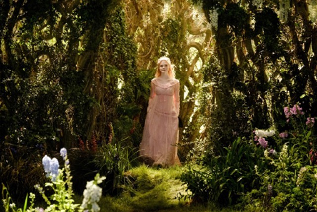 エル ファニングたっての希望で実現 アニメーション版 眠れる森の美女 のドレスが実写で登場 豪華で美しいピンクのドレスをまとったオーロラ姫の画像解禁 マレフィセント2 映画の時間